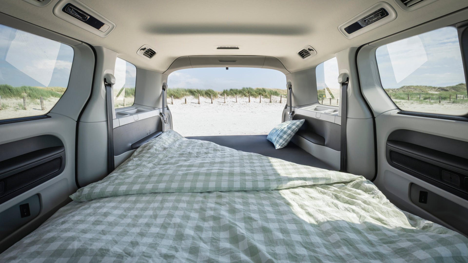 Volkswagen introduceert 'Goede Nacht-pakket' waarmee auto flexibele slaapruimte met airco wordt