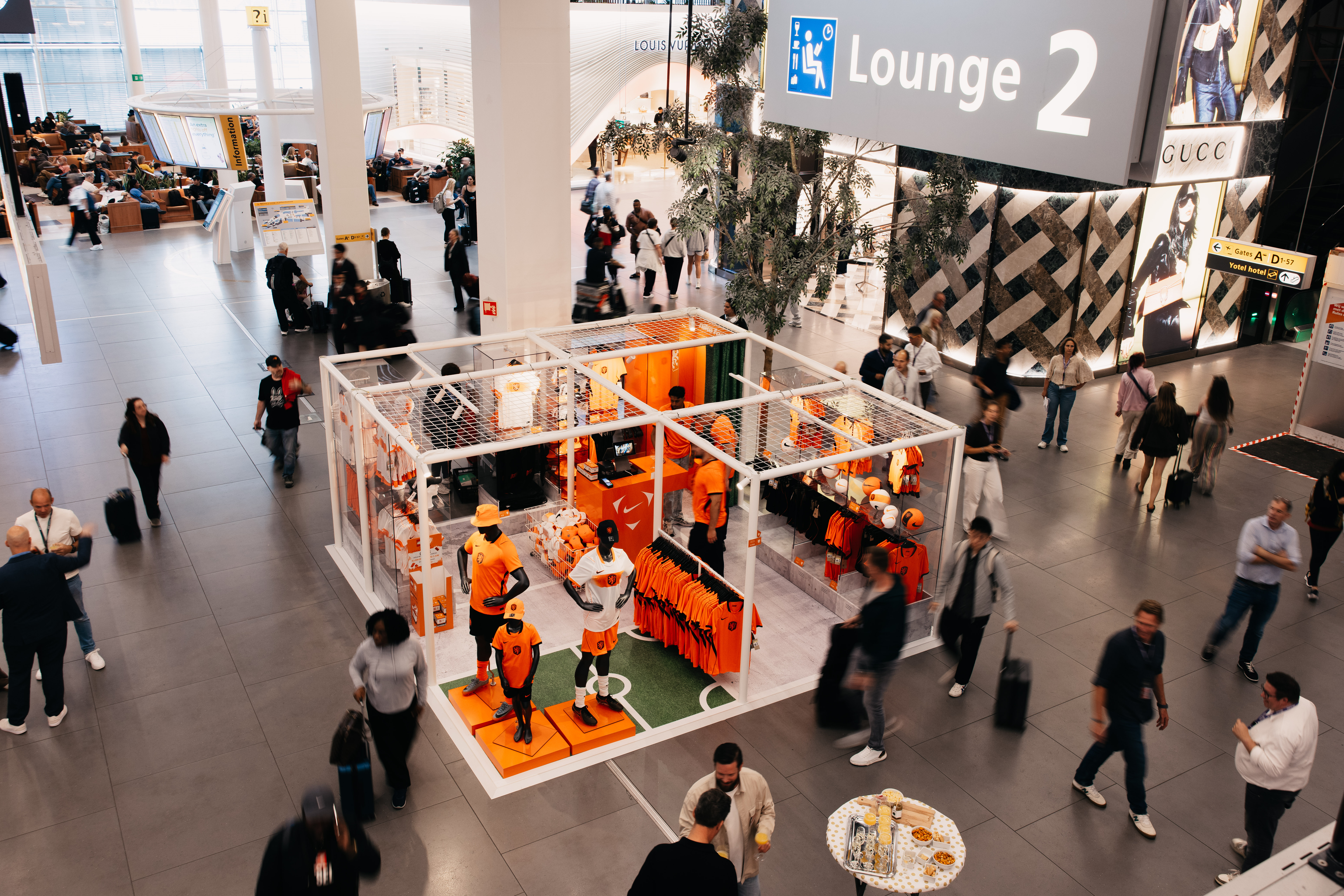 Oranje-koorts op Schiphol: Nike, KNVB en Enticon openen WK-pop-up
