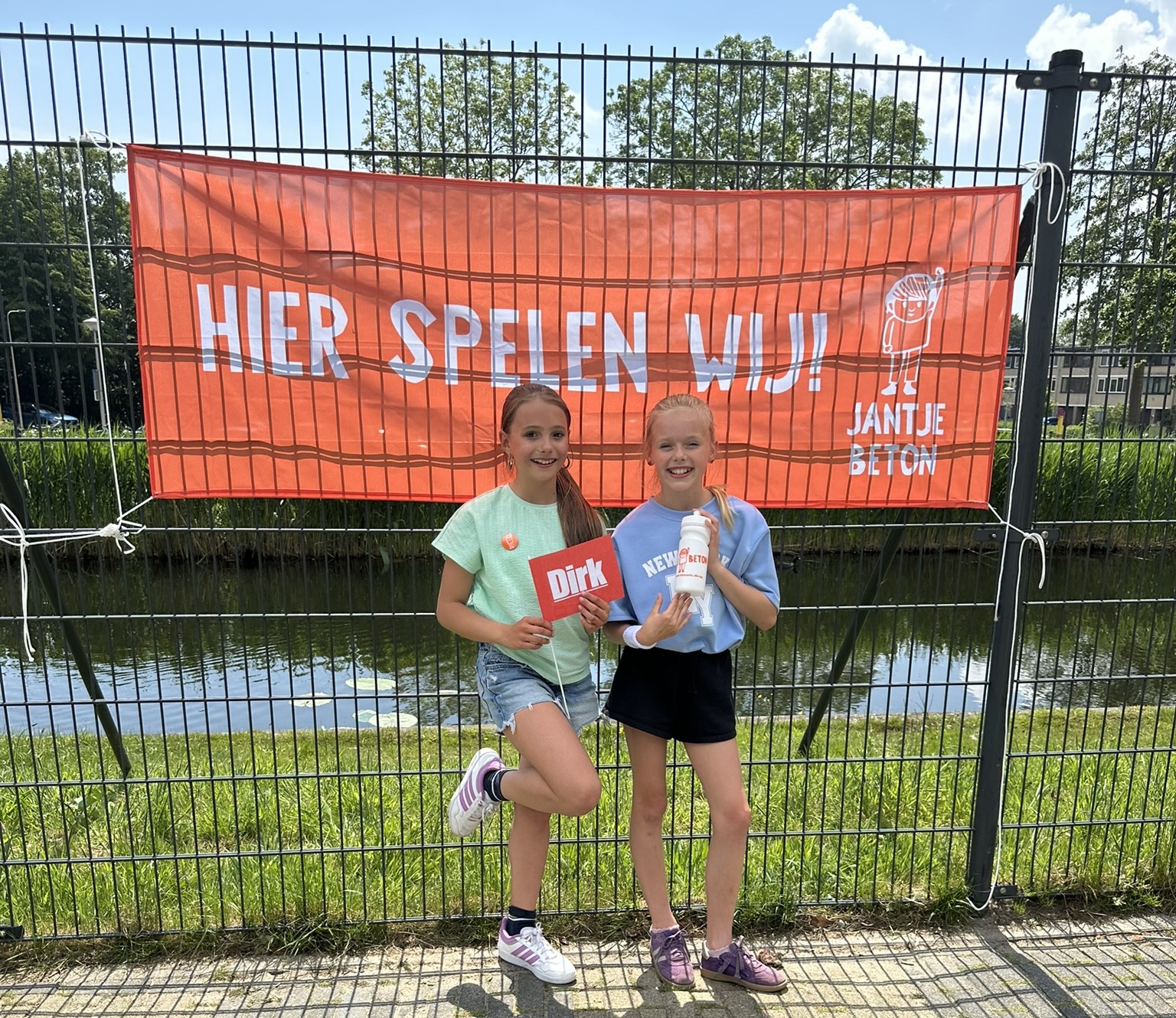 Dirk steunt Jantje Beton Buitenspeeldag met appels, water en statiegeldactie