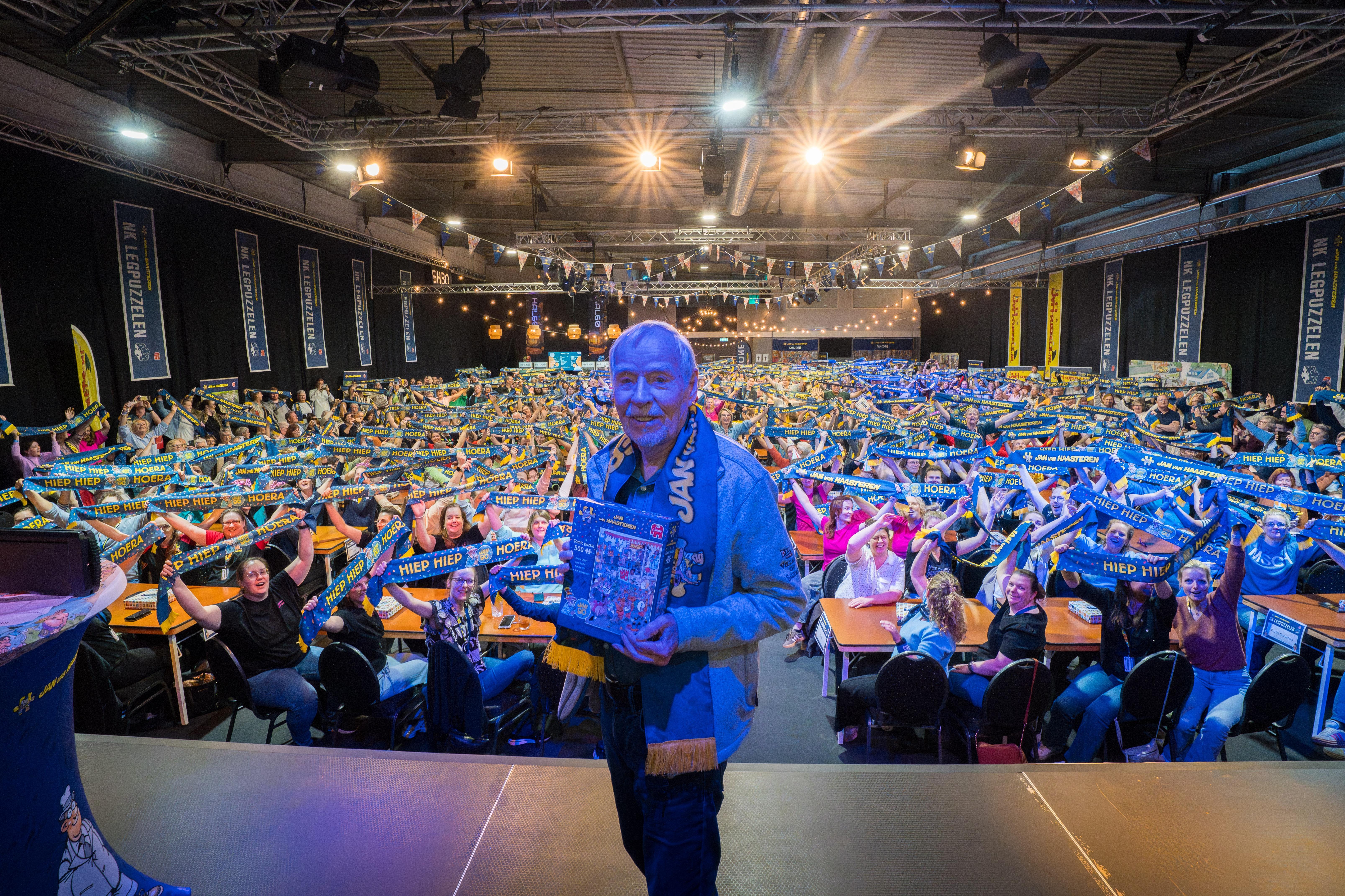 Honderden fans verrassen Jan van Haasteren met emotioneel eerbetoon