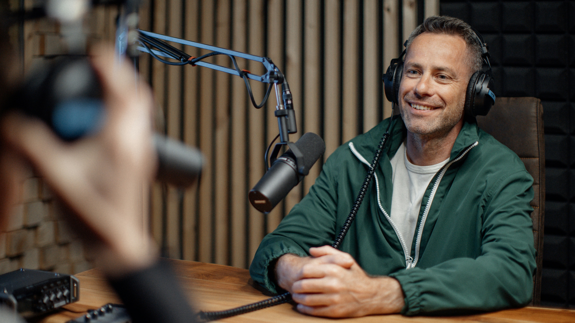 Aantal podcastluisteraars blijft stijgen, ruim helft volwassen Nederlanders luistert regelmatig