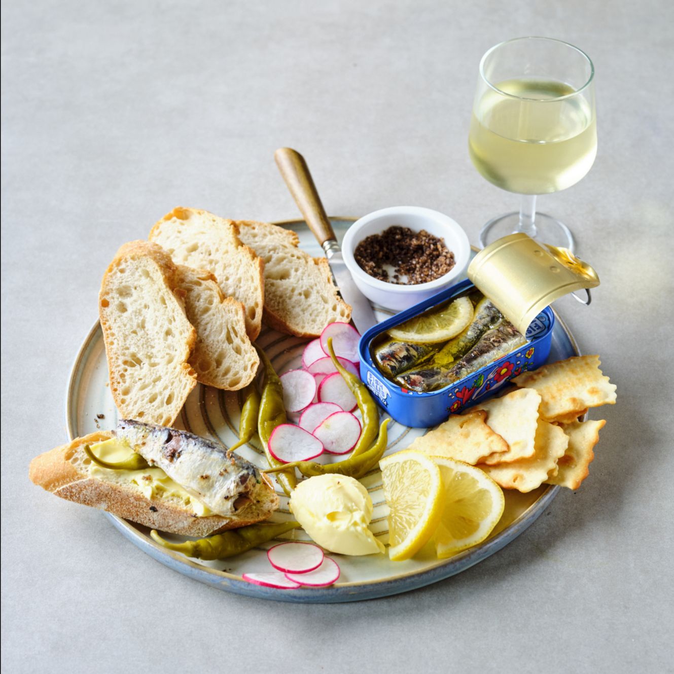 Fish Tales lanceert totebag vol vrolijke blikjes vis als smaakmaker tijdens de picknick