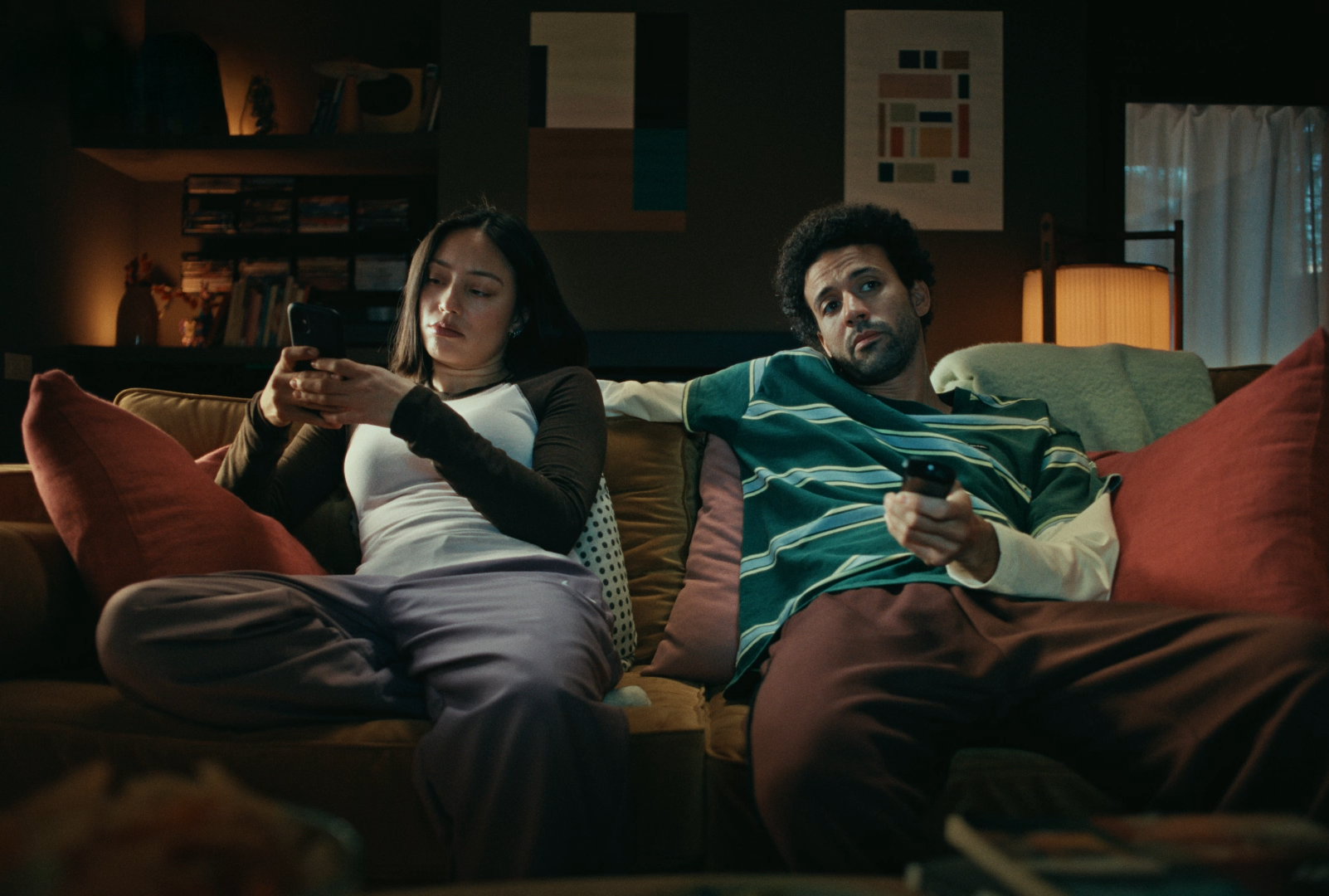 Bever en Havas Lemz trekken zittend Nederland van de bank