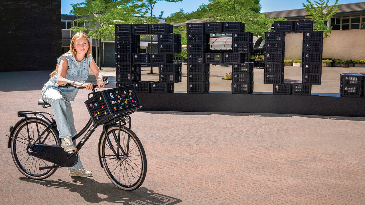 Cortina en Lemon bouwen gigantische ‘Bro’-installatie,  letterlijk, met fietskratjes 