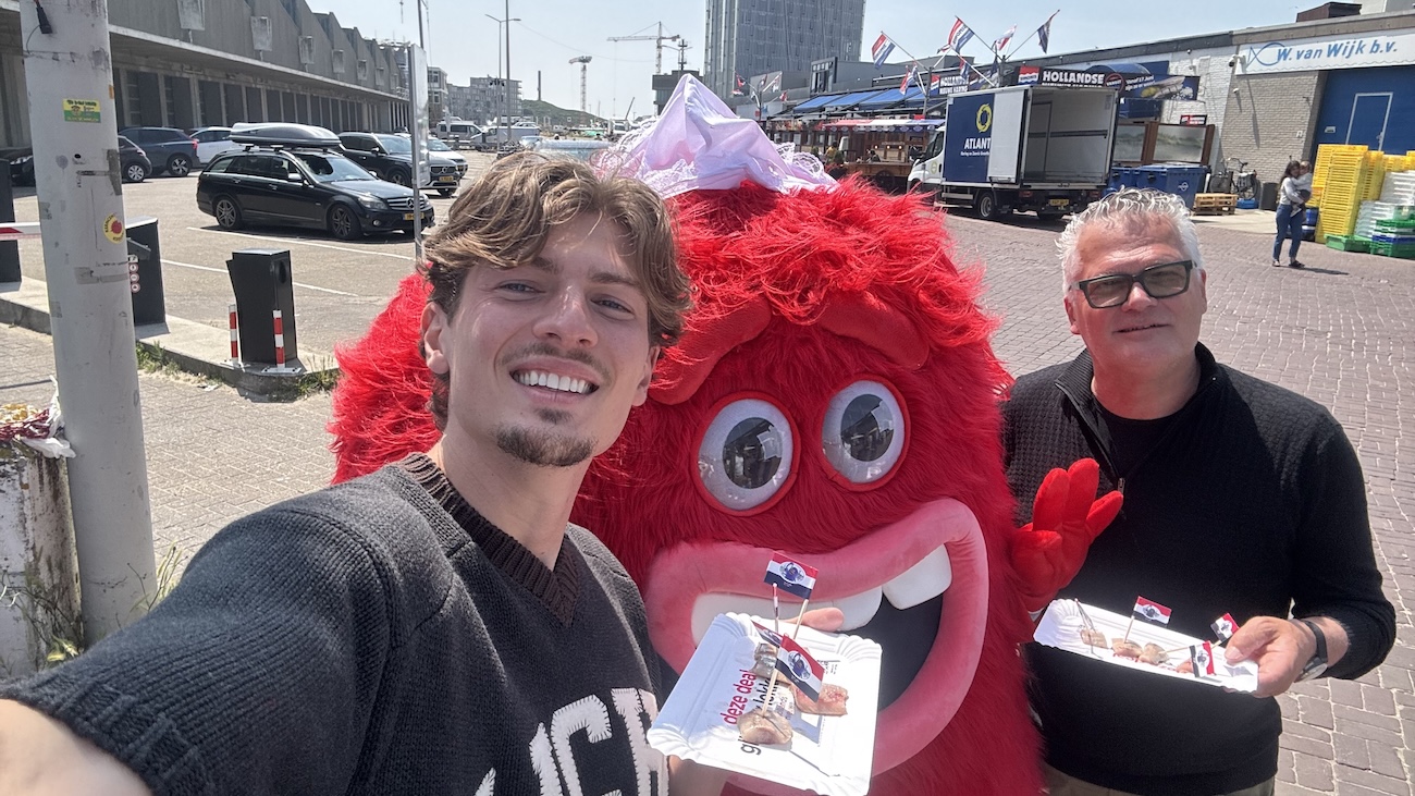 hollandsnieuwe verkoopt Hollandse Nieuwe voor 1 euro in Scheveningen