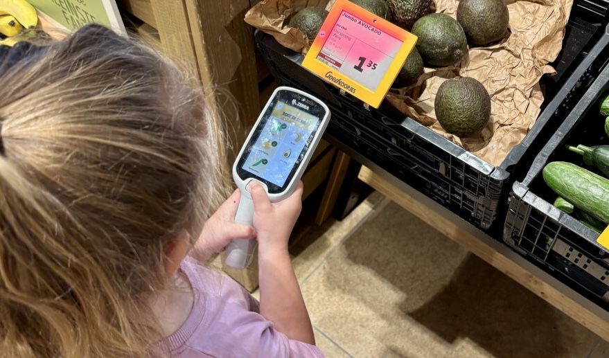 Spelend boodschappen doen: Jumbo introduceert handscanner voor kinderen