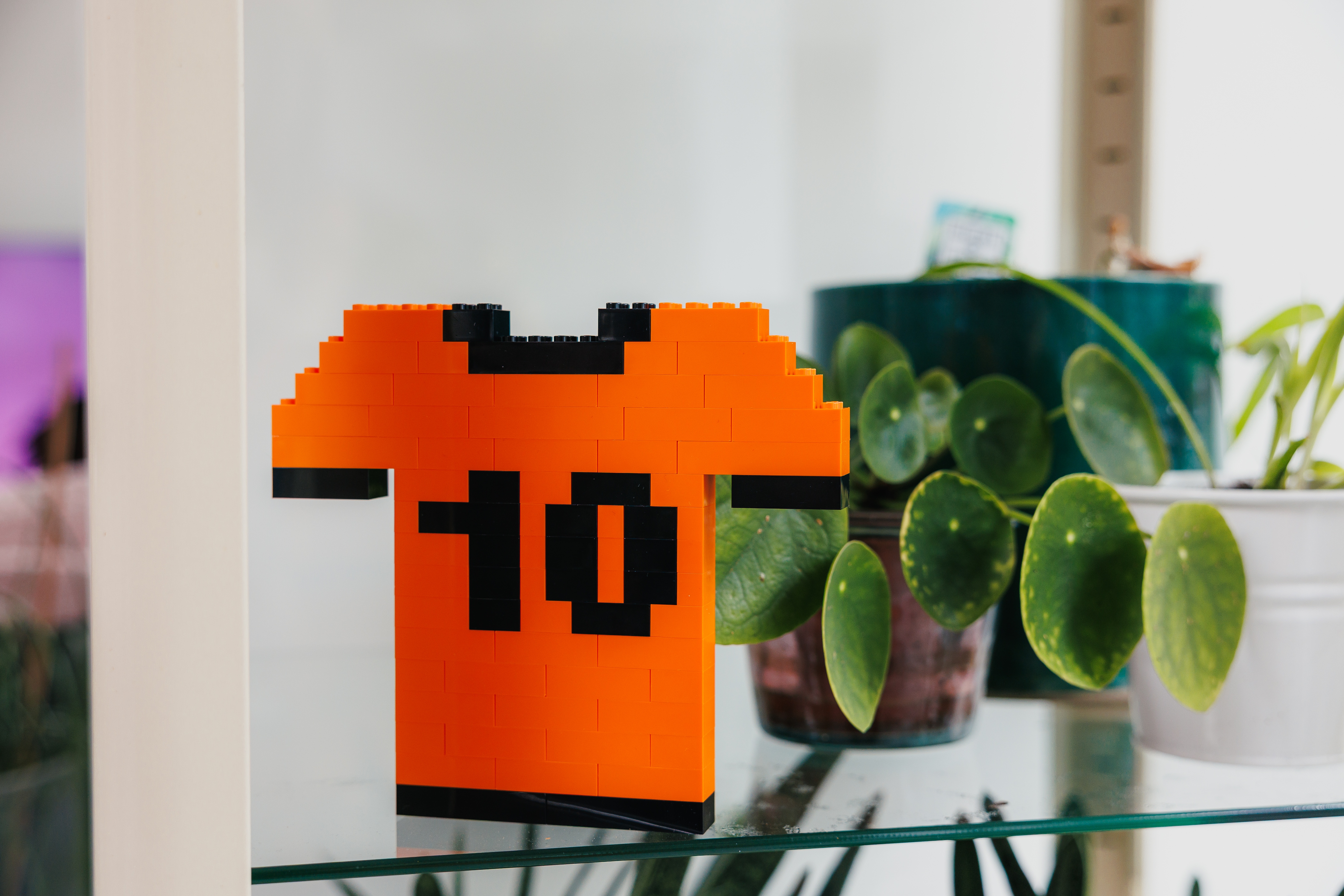 LEGO Groep en KNVB delen één miljoen gratis oranje stenen uit aan Oranjefans