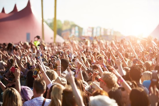 Waarom zijn retro voetbalshirts zo razend populair op festivals?