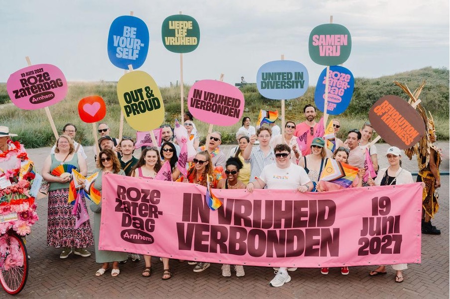 Arnhem neemt sleutel Roze Zaterdag 2027 in ontvangst