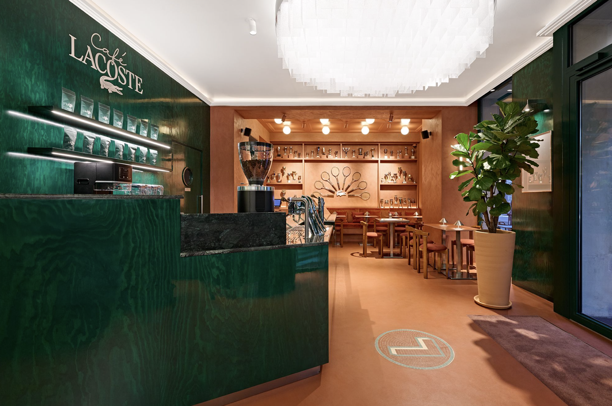 Eerste Café Lacoste in Parijs nu geopend 