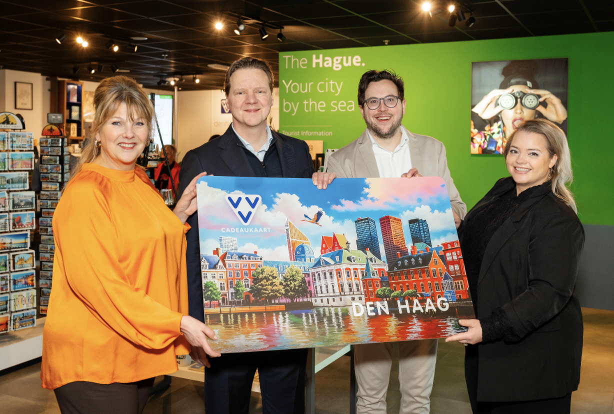 Binnenhof en ooievaar: VVV Cadeaukaart verkrijgbaar in Haags jasje