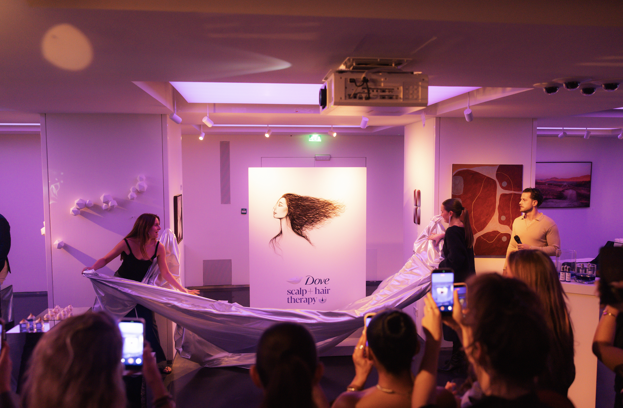 Dove en kunstenaar Tomas van de Laak onthullen kunstwerk van 10.000 haren