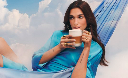 Nespresso zet Dua Lipa in als nieuw wereldwijd gezicht voor Vertuo