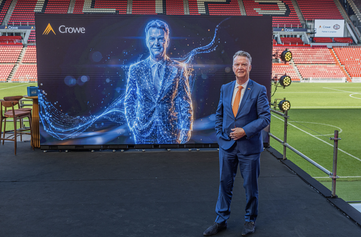 Crowe Foederer wordt Crowe Nederland en brengt AI tot leven met Louis van Gaal 2.0