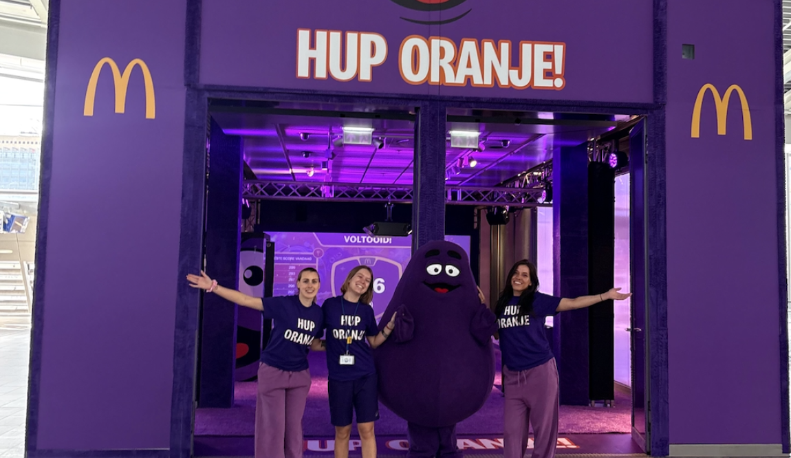 Paarse nieuwkomer in een zee van oranje: McDonald's opent tijdens WK voetbal Grimace Experience
