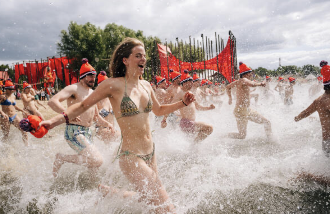 Festivalgangers openen Down The Rabbit Hole met Unox festivalduik