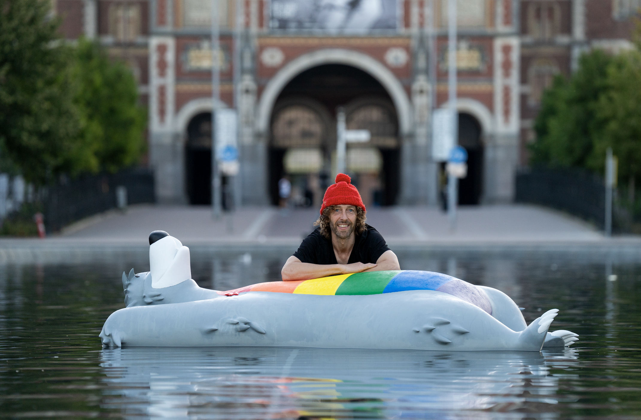 Streetart Frankey plaatst levensgrote Pride Baloe in de vijver op het Museumplein