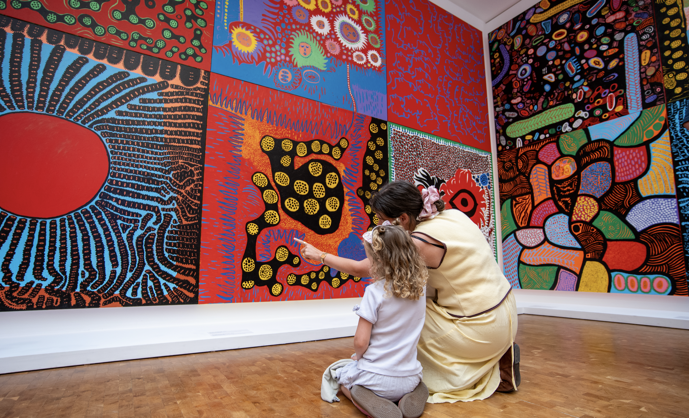 Kinderen ontdekken de kunst van Yayoi Kusama in Stedelijk Museum Amsterdam
