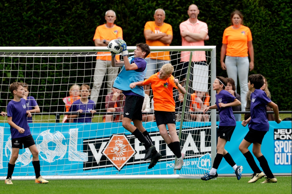 KNVB en Albert Heijn zien kinderen bewuster eten en meer bewegen
