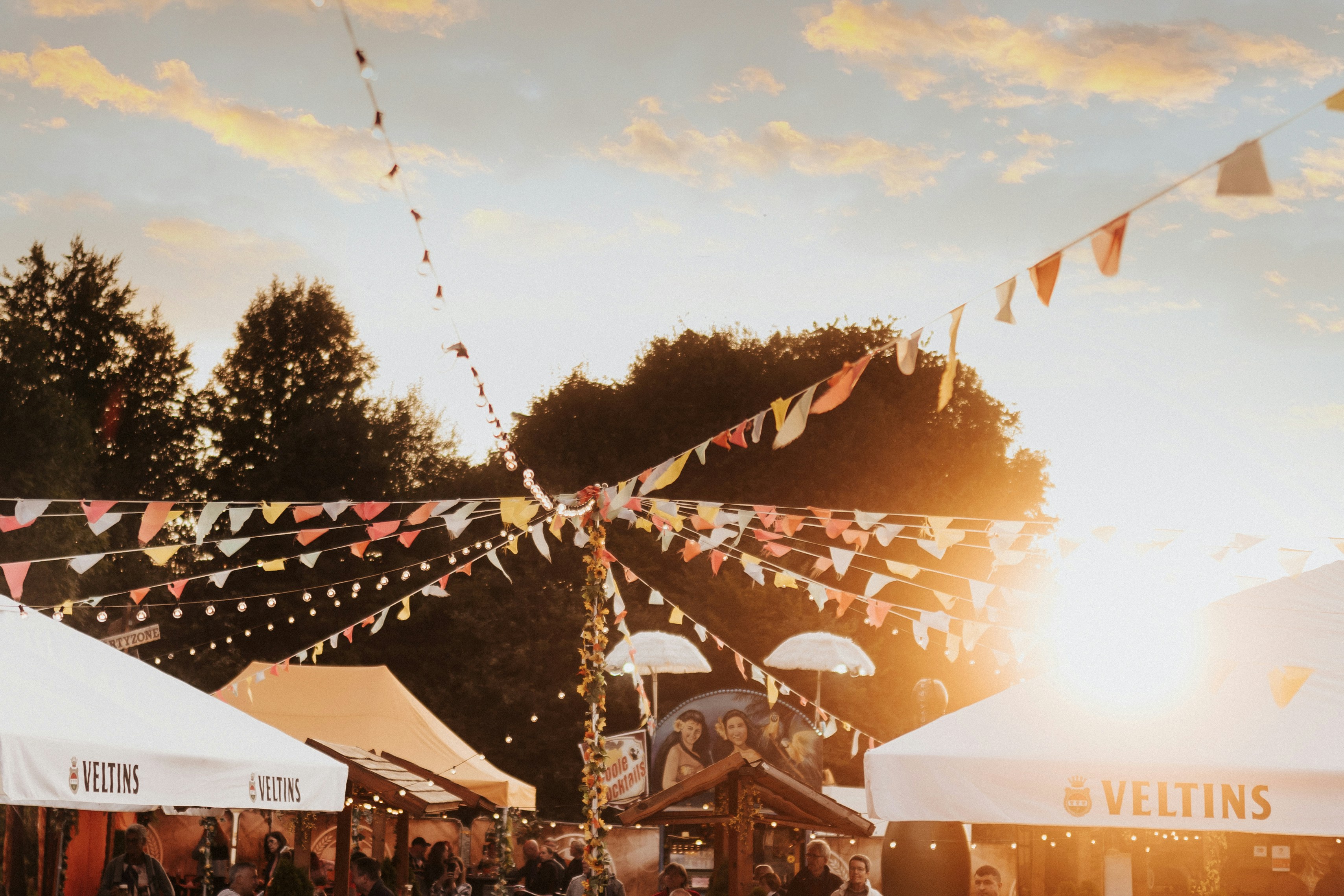 Wildplassen, niet douchen en drie dagen dezelfde outfit: zo overleeft Nederland het festivalseizoen