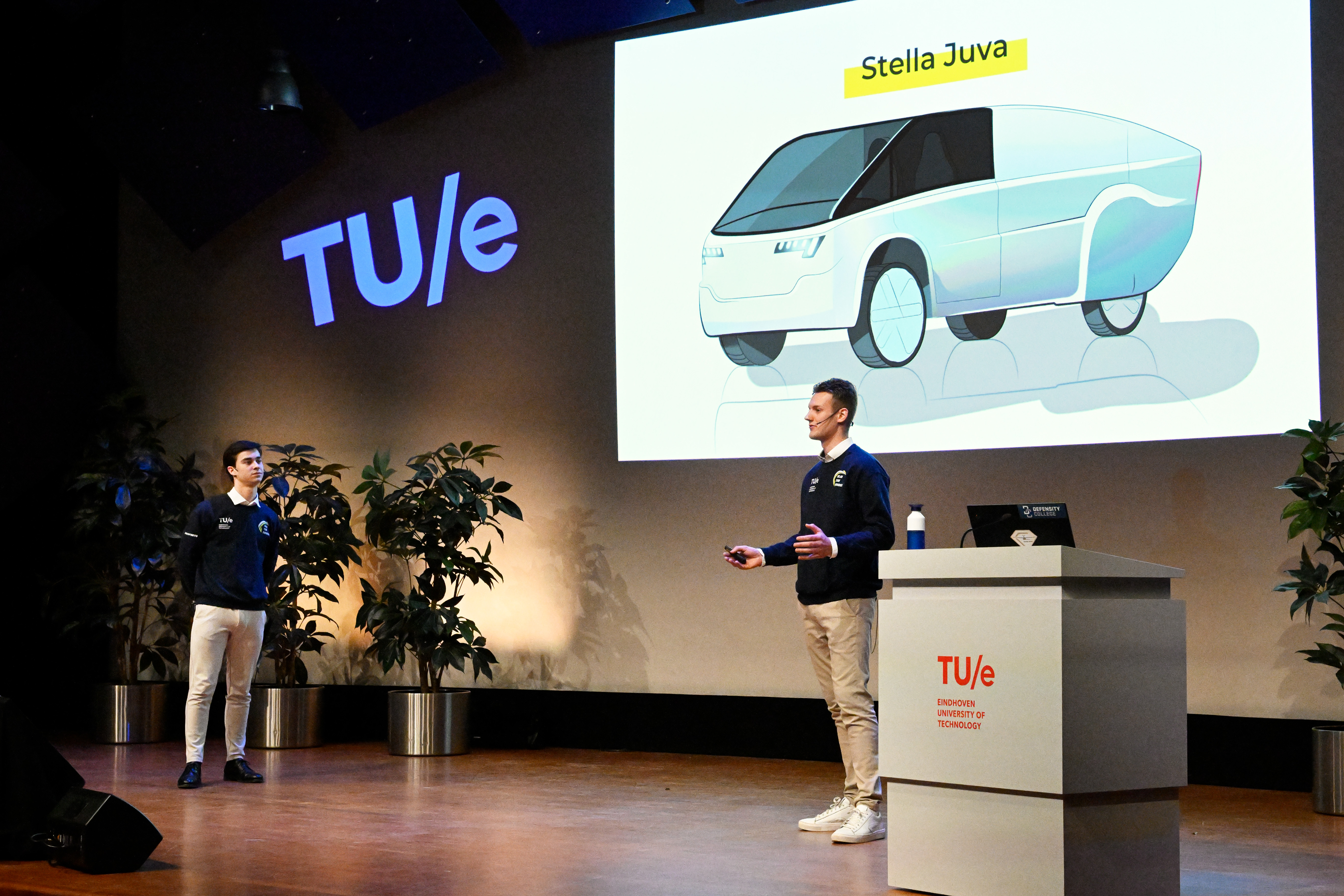 Studenten Solar Team Eindhoven presenteren 's werelds eerste zonne-ambulance