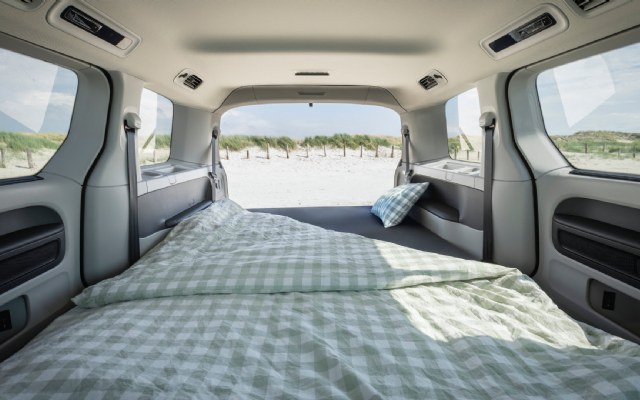 Volkswagen introduceert 'Goede Nacht-pakket' waarmee auto flexibele slaapruimte met airco wordt