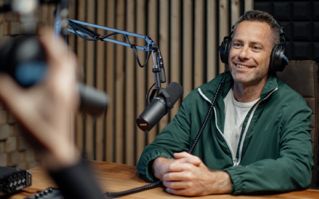 Aantal podcastluisteraars blijft stijgen, ruim helft volwassen Nederlanders luistert regelmatig
