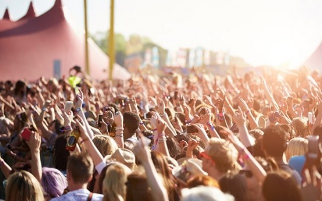 Waarom zijn retro voetbalshirts zo razend populair op festivals?