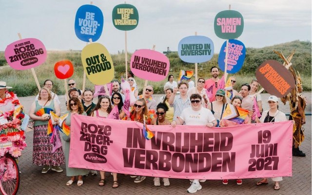 Arnhem neemt sleutel Roze Zaterdag 2027 in ontvangst