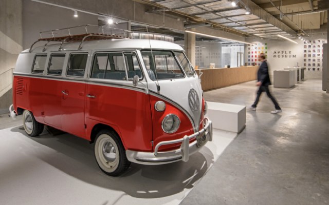 Wat doet een VW T1 bus in het nieuwe Apple Museum in Utrecht?
