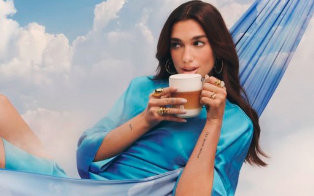 Nespresso zet Dua Lipa in als nieuw wereldwijd gezicht voor Vertuo