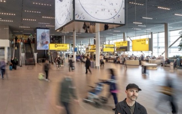 Duizend mensen vormen de tijd op Schiphol
