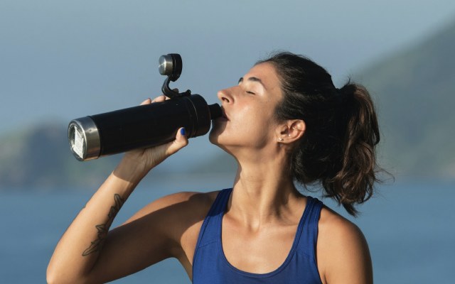 De drinkfles als campagnemiddel: waarom marketeers weer iets in handen willen 