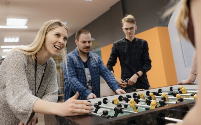 Koffie, Kaarten en Gemeenschap: Waarom Sociale Spellen Belangrijk Zijn in Kleine Steden