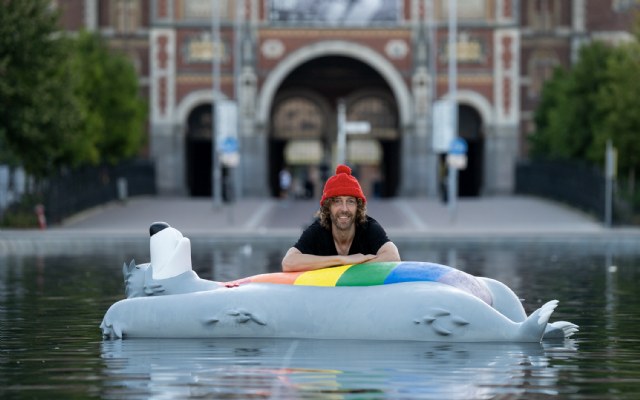Streetart Frankey plaatst levensgrote Pride Baloe in de vijver op het Museumplein