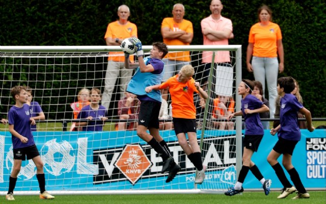 KNVB en Albert Heijn zien kinderen bewuster eten en meer bewegen