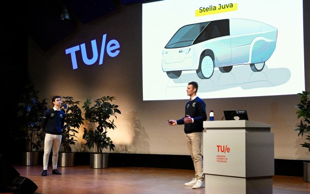 Studenten Solar Team Eindhoven presenteren 's werelds eerste zonne-ambulance