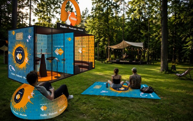 NPO Luister brengt podcast-opnamestudio en bezoekersactivatie naar Lowlands