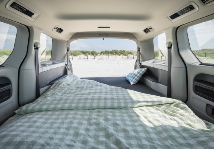 Volkswagen introduceert 'Goede Nacht-pakket' waarmee auto flexibele slaapruimte met airco wordt
