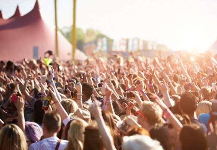 Waarom zijn retro voetbalshirts zo razend populair op festivals?