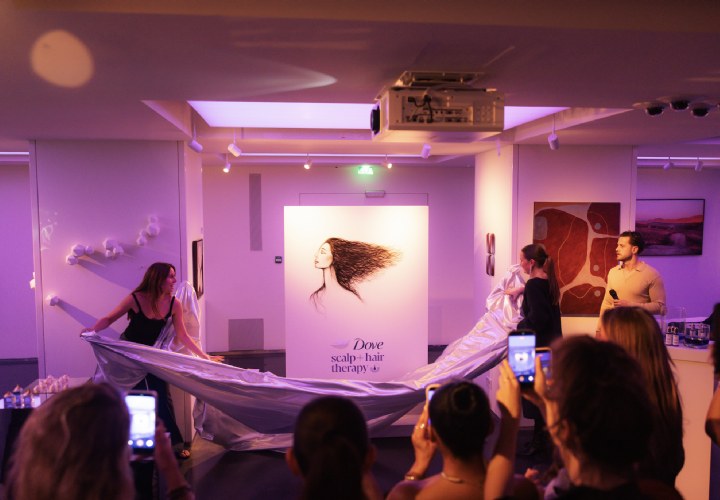 Dove en kunstenaar Tomas van de Laak onthullen kunstwerk van 10.000 haren