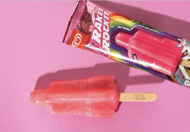 Iconisch ‘Raket’ ijsje kleurt Amsterdam deze zomer extra roze met 'Pride Raket'