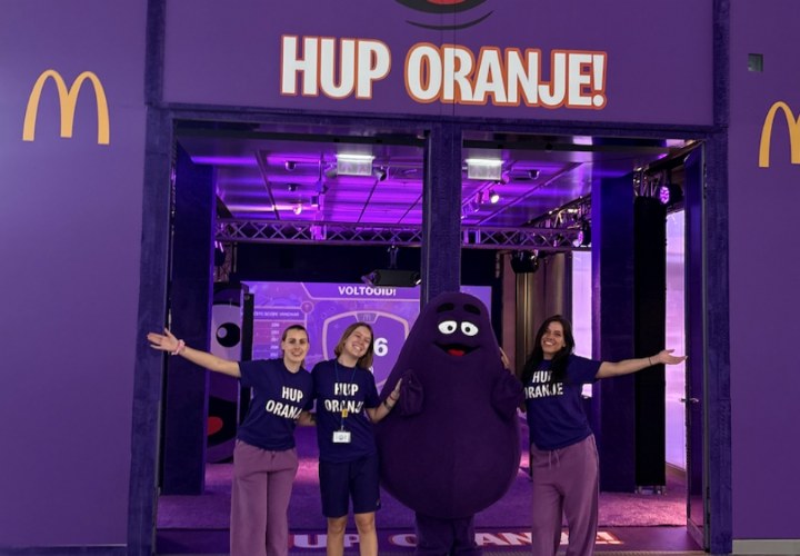 Paarse nieuwkomer in een zee van oranje: McDonald's opent tijdens WK voetbal Grimace Experience