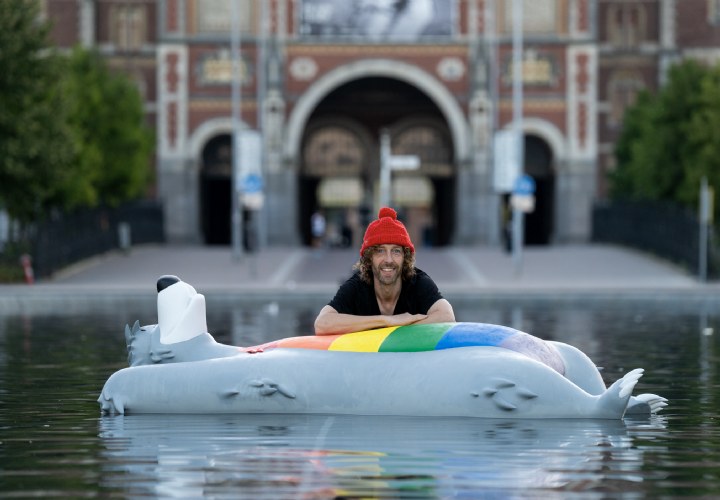 Streetart Frankey plaatst levensgrote Pride Baloe in de vijver op het Museumplein