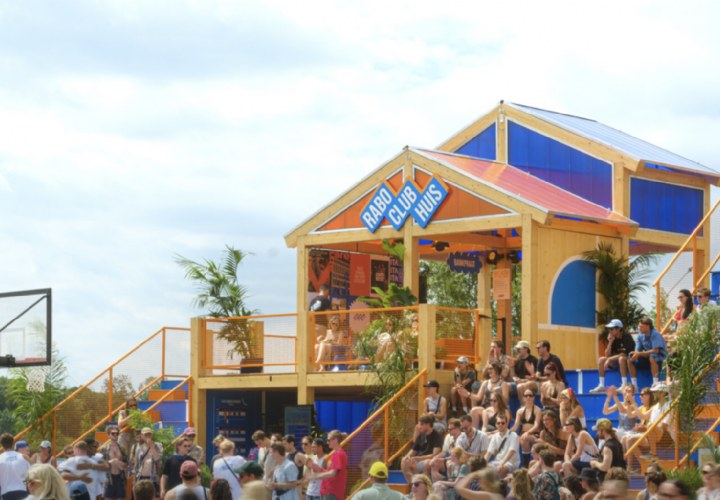 Rabobank daagt Lowlands-bezoekers uit met Nederlands schaakkampioen Eline Roebers