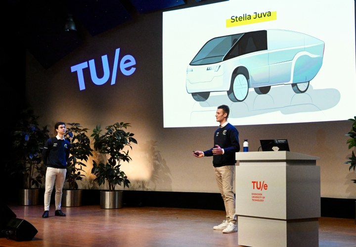 Studenten Solar Team Eindhoven presenteren 's werelds eerste zonne-ambulance