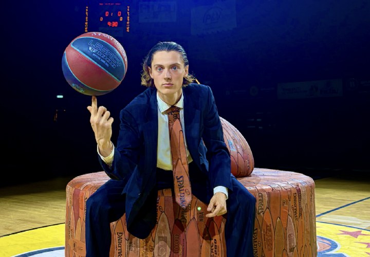Belgische kunstenaar Ralph Nollet maakt zespersoons zitbank van 100 versleten basketballen